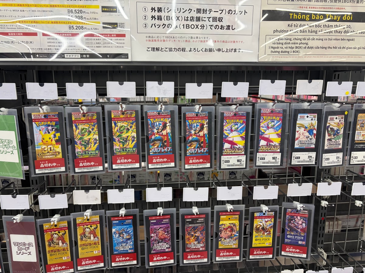 釣具店の壁一面に、台紙に入ったルアーが隙間なく掛けられている。上に注意書きの貼り紙。